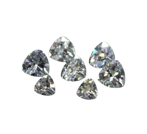 Moissanite de laboratoire taillée en triangle |   Clarté VVS |   Jeu de couleurs/Feu |   Pierre brute certifiée par un tiers pour la fabrication de bijoux - Product Image 1