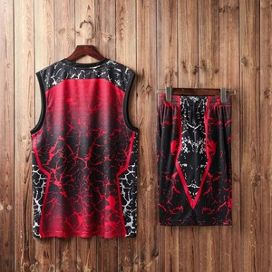 Ensemble de maillot et short de basketball personnalisé par sublimation pour homme, rouge et noir, imprimé effet vieilli, respirant, tenue de sport d'équipe - Product Image 6