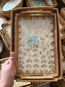 Plateau de service rond intemporel en rotin avec incrustation délicate de fleurs en nacre, cadre en fibres naturelles fait main, élégant et décoratif - Product Image 6