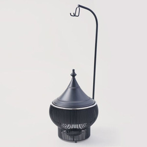 Élégant réchaud doré avec un support suspendu fin et un couvercle bombé pour servir vos plats préférés avec style et élégance. - Product Image 2