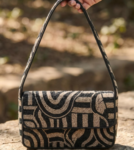 Bolso de Mano para Mujer con Cierre de Botón Hecho a Mano con Bordado de Cuentas Únicas y Capacidad Personalizada - Product Image 5