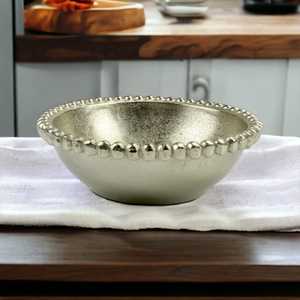 Bol en métal artisanal essentiel, écologique et durable, avec bord perlé poli, design glamour, pour servir les aliments et offrir en mariage - Product Image 1