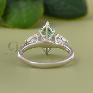 Bague trois pierres en diamant de laboratoire vert vif 1,64 ct taille marquise avec accents latéraux en poire argent et or, bijoux de fiançailles et de mariée uniques - Product Image 3