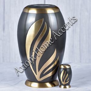 Urne de crémation en laiton artisanal, design unique pour les cendres chéries, conteneur commémoratif élégant par Axiom Home Accents - Product Image 1