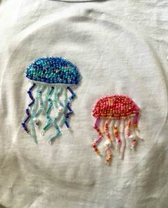 Haut brodé orné de perles soigneusement disposées et d'un motif textile accrocheur - Product Image 3