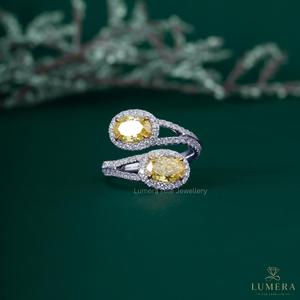 Bague ouverte double halo en or blanc 18 carats avec diamant jaune taille poire 2,9 carats et bande pavée, diamant jaune fantaisie cultivé en laboratoire pour femme - Product Image 1