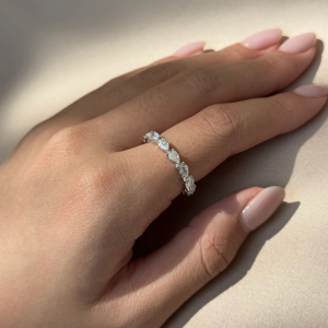 แหวนเพชรทรงลูกแพร์ขนาด 2.20 กะรัต สวยงามอลังการ ฝังเพชรเต็มวง บนตัวเรือนทอง 14K ดีไซน์หรูหรา เหมาะสำหรับเป็นแหวนแต่งงานเพื่อแทนความรักนิรันดร์ - Product Image 5