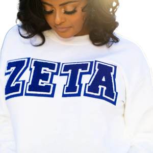 Sudadera Zeta Phi Beta Vintage Blanca Unisex con Letras Griegas Bordadas en Chenille, Informal, de Felpa - Product Image 4