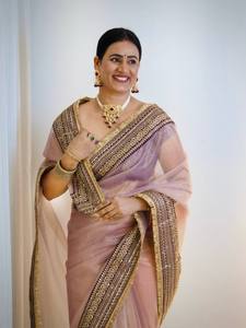 La deslumbrante belleza de este saree contemporáneo radica en los intrincados adornos hechos a mano que se extienden a lo largo del saree. - Product Image 2