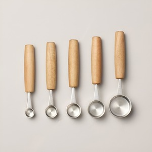 Ensemble luxueux de tasses et cuillères à mesurer en acier inoxydable avec manche en bois élégant, parfait pour la cuisine, finition argentée polie - Product Image 3
