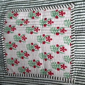 Sac fourre-tout bohème en coton matelassé indien fait main avec broderie florale rouge, ouverture supérieure, pour femmes, idéal pour le shopping - Product Image 4