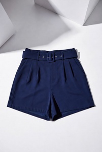 Shorts Casuales de Algodón Twill Color Caqui para Mujer, Corte Clásico a Media Pierna, Cómodos para el Verano y Uso Diario - Product Image 2