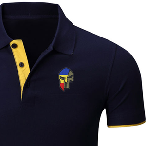 Camisa de Hombre Casual de Algodón Transpirable, Color Azul Marino, Tejido de Punto, Cierre de Botones, Manga Corta, con Ribete Amarillo en el Bajo y Logotipo Personalizado - Product Image 4