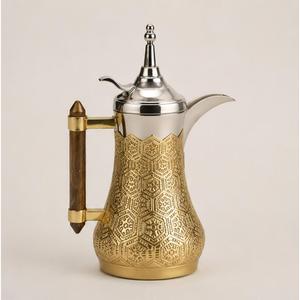 Cafetera Árabe de Lujo Grabada, Dallah de Acero Inoxidable con Acabado de Latón, Cafetera Tradicional de Oriente Medio con Mango de Madera - Product Image 1