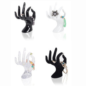 Support de présentation de bijoux portable en plastique en forme de main pour bracelet et collier, vente en gros - Product Image 4