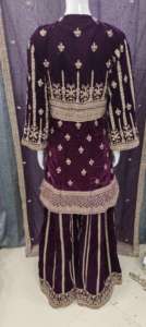 Elegante juego de terciopelo de invierno Plazo con piedras Allover Zarkan, Parte delantera bordada y estilo Gharara Dupatta - Product Image 4