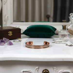 Bracelet manchette magnétique artisanal en cuivre et laiton - Bracelet thérapeutique pour soulager l'arthrite et les douleurs articulaires - Bijou bien-être en métal pour femme - Product Image 4