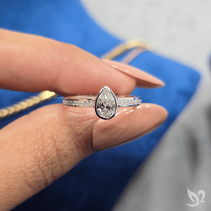Anillo de compromiso con delicado diamante de corte pera de 0.50ct cultivado en laboratorio, banda delgada tipo canal en oro blanco de 10k. - Product Image 4