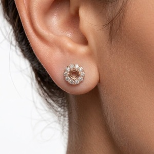 Venta al por mayor de pendientes de oro rosa de 18 quilates con halo de diamantes, semimonturas para diamantes naturales, OEM, ODM, MOQ 1 unidad - Product Image 4