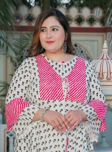 Kurti Anarkali de rayón con estampado floral blanco, con cuello con abertura y mangas acampanadas, para la moda femenina de talla grande. - Product Image 4