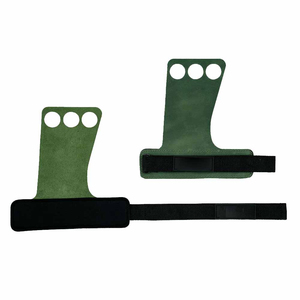 Agarraderas de Cuero Vacuno de Primera Calidad 100% Hechas a Mano para Levantamiento de Pesas en Color Marrón con Tres Agarraderas Personalizadas Resistentes - Product Image 1