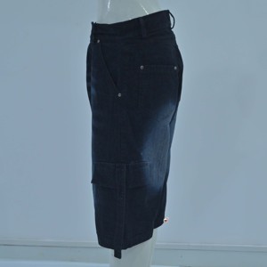 Shorts cargo en denim bleu foncé pour homme, de haute qualité, sur mesure, taille mi-haute, fermeture boutonnée, style décontracté avec poches latérales, tissu en coton tissé - Product Image 2
