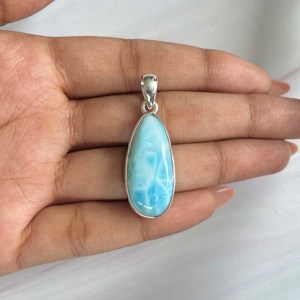 Pendentif artisanal en larimar plaqué or, en argent sterling 925, cabochon ovale, bijou en cristal de guérison, pierre précieuse dominicaine, cadeau unisexe - Product Image 2