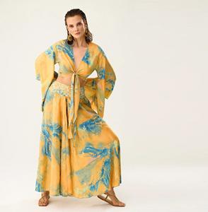 Ensemble deux pièces imprimé style bohème pour femme – Haut court à col en V et manches cloche avec nœud sur le devant et jupe longue fluide, tenue d'été – Assortiment varié - Product Image 1