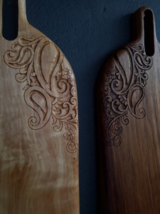 Tabla de Cortar de Madera de Acacia de Doble Tono, Forma Ovalada Larga, Detalle de Esquina Grabado, Lisa, Duradera y Segura para Alimentos - Product Image 3