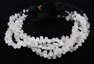 Cuentas facetadas de piedra lunar arcoíris blanca natural en forma de lágrima de 4x6 mm, cuentas de piedra lunar en forma de gota de 8 pulgadas, cuentas facetadas de piedra lunar arcoíris con perforación lateral. - Product Image 4