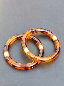 Brazalete Artesanal Moderno de Resina de Tortuga con Unión de Latón y Acrílico Ámbar Transparente, Apilable, Joyería Minimalista para Mujer - Product Image 5