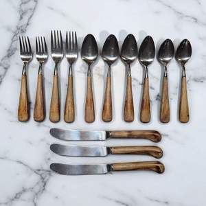 Juego de cubiertos de acero inoxidable de diseño moderno con mango de madera, perfecto para la decoración contemporánea de la mesa y la presentación en la cocina. - Product Image 3