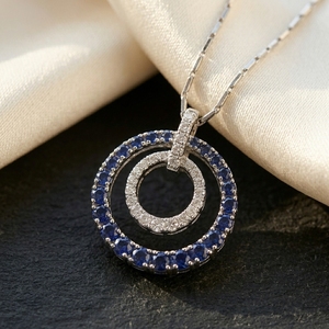Pendentif en or blanc 18 carats avec diamants, pendentif double cercle concentrique avec saphir bleu et diamants de laboratoire taille ronde - Product Image 3
