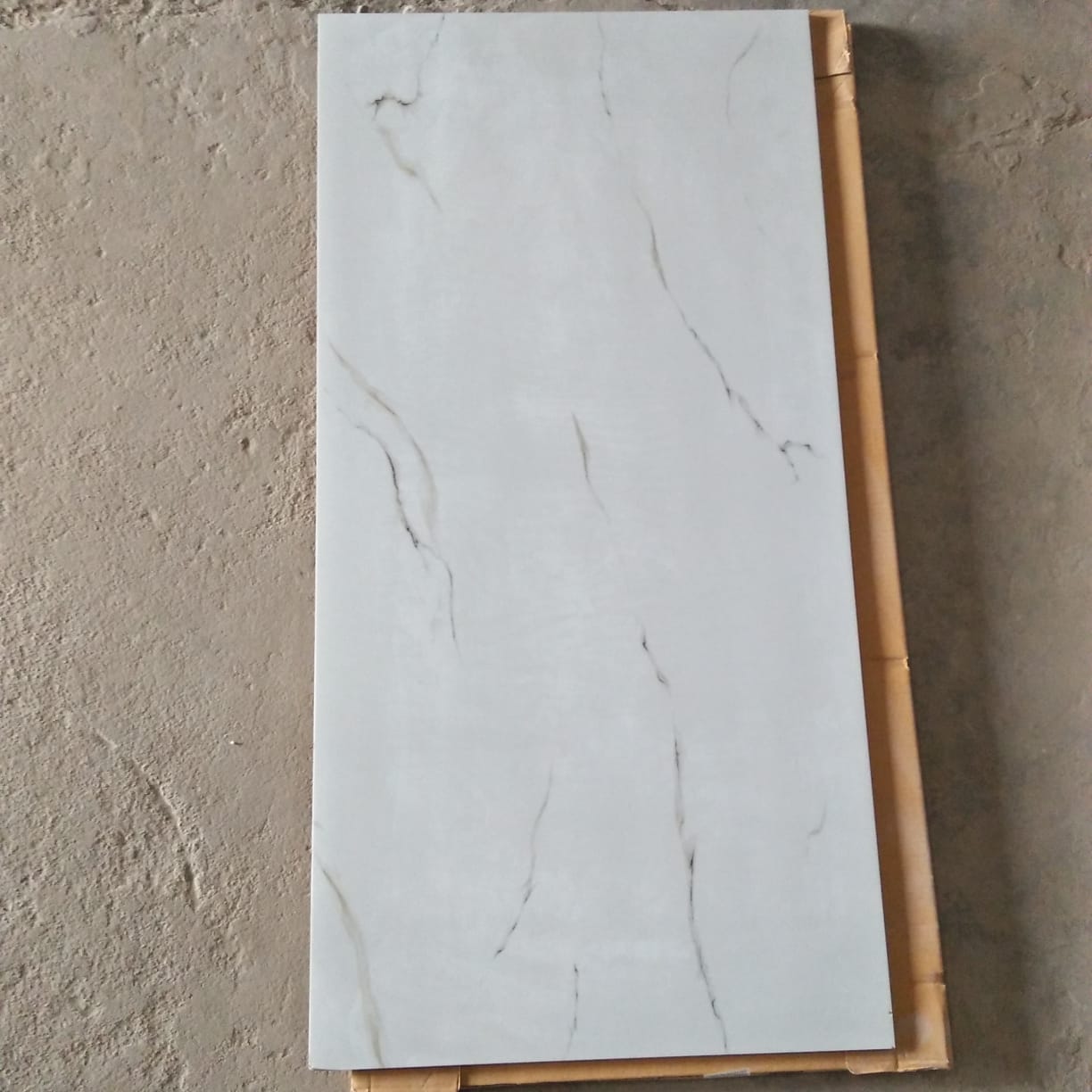 Carreaux de porcelaine effet marbre veiné blanc élégant