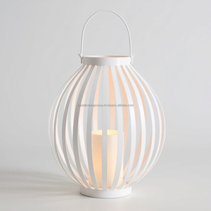 Lanterne moderne blanche en maille avec poignée Bougeoir décoratif en métal pour une ambiance intérieure/extérieure et un éclairage d'événement unique - Product Image 5