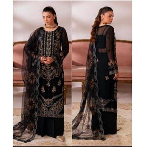 Traje de 3 Piezas para Mujer en Chifón Premium Bordado, con Pantalón con Cintura Ajustable Hecha a Mano y Dupatta de Tela Bordada - Product Image 5