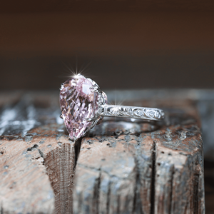 แหวนทองคำแท้ 18k ลายฉลุประดับพลอยมอร์แกไนต์สีชมพูทรงลูกแพร์ธรรมชาติ 100% น้ำหนัก 5.03 กะรัต พลอยไพลิน 0.08 กะรัต และเพชร 0.25 กะรัต - Product Image 5