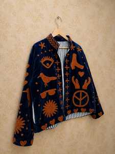 Chaqueta Corta de Terciopelo Azul Marino con Textura Artesanal, Bordado Cálido Color Óxido, Estilo Bohemio, Arte Folclórico, Sueño Celestial, de Gran Impacto - Product Image 4