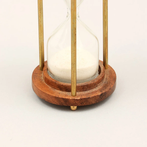 Ornement de Sablier Rond Moderne en Métal Plaqué Or Poli pour la Décoration Intérieure - Product Image 4
