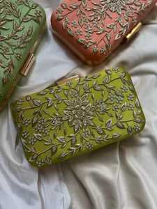 Pochette brodée à la main de style classique personnalisable pour femmes, élégante pour les mariages, les fêtes et les festivals - Product Image 4