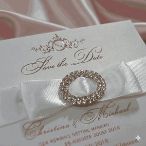 Carte de mariage personnalisée de luxe avec monogramme en feuille d'or, ruban en satin blanc, nœud, boucle en strass et perle - Product Image 4