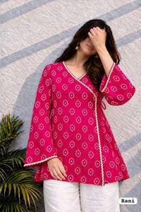 Top Informal de Rayón Pesado con Estampado Bandhani Negro, Estilo Indio-Pakistaní, Cuello en V con Borde de Encaje, Kurtis Cortos y Top para Mujer - Product Image 2