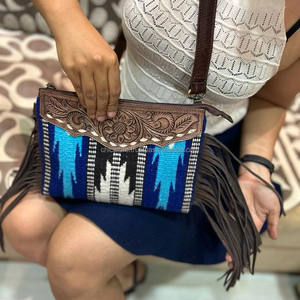 Bolso de Mano de Lana Azteca para Mujer, Bandolera de Cuero Genuino con Flecos, Hecha a Mano - Product Image 3