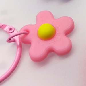 Vente chaude mignon et belle forme 3D fleur en PVC coulé avec Jingle Bell porte-clés accessoire couleur rose - Product Image 4