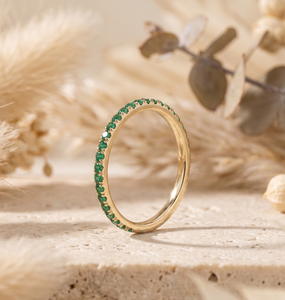 Bague d'éternité personnalisée en or 14 carats avec pierres vertes émeraude taille brillant rond, sertissage micro-pavé, bagues de fiançailles - Product Image 3
