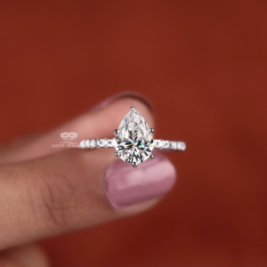 Bague de fiançailles de luxe en or blanc 14 carats avec diamant de laboratoire taille brillant serti pavé, motif croisé et halo caché, pour demande en mariage - Product Image 5