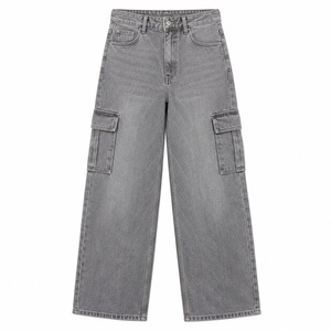 Jean cargo court taille haute pour femme, coupe ample, en denim gris avec imprimé floral - Product Image 1