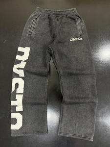 Ensemble de survêtement personnalisé pour homme en coton 100% avec sweat à capuche délavé et pantalon évasé, broderie vieillie et grands patchs - Product Image 2