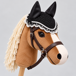 Precioso gorro de caballo de juguete diseñado para jinetes imaginativos, con un acabado suave, ajuste cómodo y detalles atractivos que inspiran. - Product Image 3