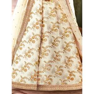 Lehenga Choli de mariage en soie lourde brodée blanc cassé Sabyasachi - Product Image 2